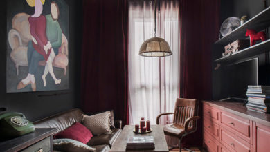 Фото - Маленькая чёрная квартира с винтажной мебелью и красочными картинами в Москве (40 кв. м)