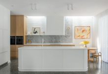 Фото - Чудесная белая кухня с тёмным полом и деревянными деталями