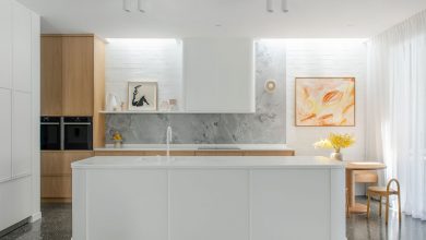 Фото - Чудесная белая кухня с тёмным полом и деревянными деталями